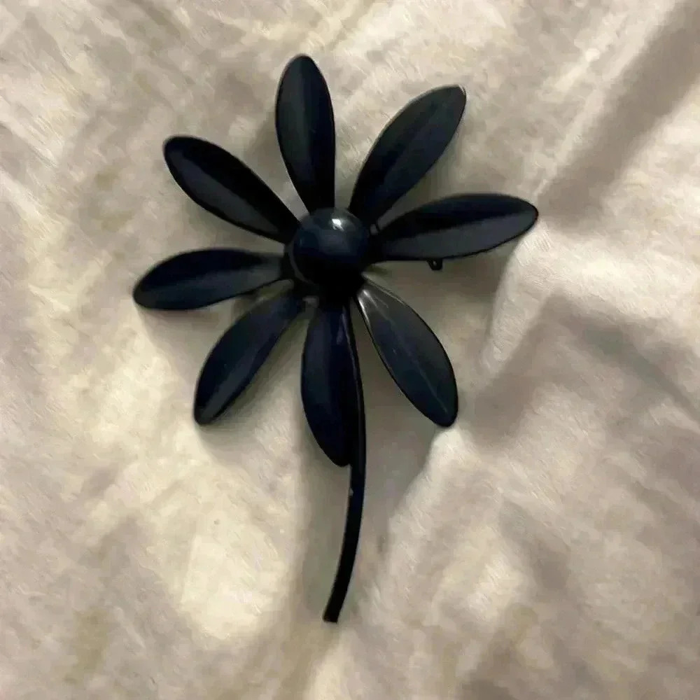 Genuine vintage Daisy age mod 1960s pin